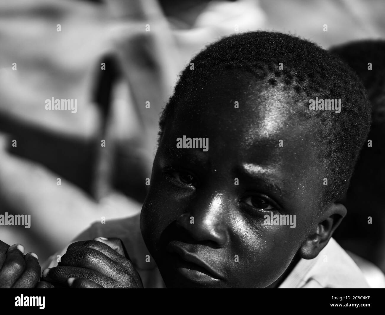 Immagine in bianco e nero di bambino africano, bambini neri da vicino Foto Stock
