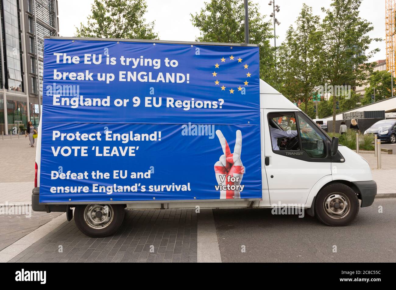 Brexit (lasciare l’Unione europea) sostenitore in un furgone fuori dalla Wembley Arena, Wembley, Londra, prima di avviare un dibattito in diretta sulla TV della BBC sul prossimo referendum britannico sulla possibilità di rimanere parte dell’Unione europea o di andarsene. Il referendum si terrà giovedì 23 luglio 2016. Wembley Arena, Londra, Regno Unito. 21 Jun 2016 Foto Stock