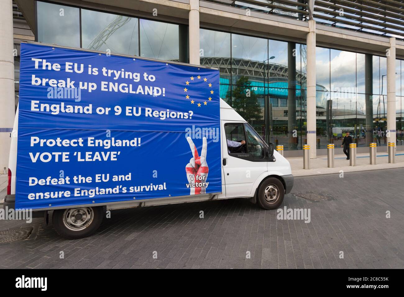 Brexit (lasciare l’Unione europea) sostenitore in un furgone fuori dalla Wembley Arena, Wembley, Londra, prima di avviare un dibattito in diretta sulla TV della BBC sul prossimo referendum britannico sulla possibilità di rimanere parte dell’Unione europea o di andarsene. Il referendum si terrà giovedì 23 luglio 2016. Wembley Arena, Londra, Regno Unito. 21 Jun 2016 Foto Stock