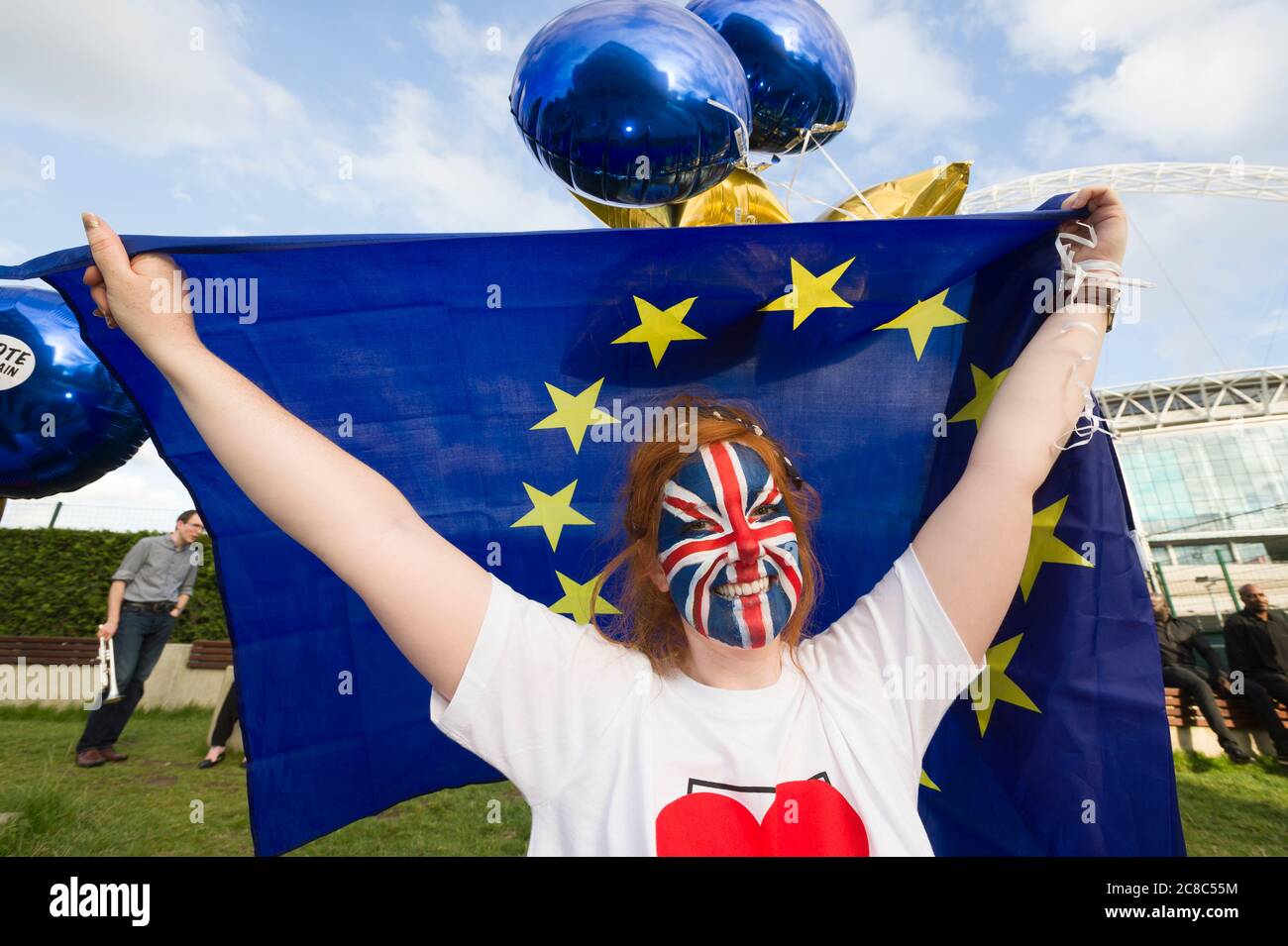 Vota i sostenitori restano fuori dalla Wembley Arena, Wembley, Londra, prima di iniziare un dibattito in diretta sulla BBC TV sul prossimo referendum britannico sulla possibilità di rimanere parte dell'Unione europea o di lasciare. Il referendum si terrà giovedì 23 luglio 2016. Wembley Arena, Londra, Regno Unito. 21 Jun 2016 Foto Stock