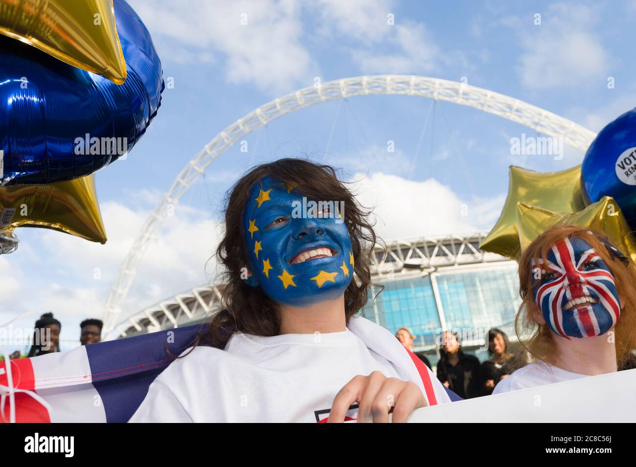 Vota i sostenitori restano fuori dalla Wembley Arena, Wembley, Londra, prima di iniziare un dibattito in diretta sulla BBC TV sul prossimo referendum britannico sulla possibilità di rimanere parte dell'Unione europea o di lasciare. Il referendum si terrà giovedì 23 luglio 2016. Wembley Arena, Londra, Regno Unito. 21 Jun 2016 Foto Stock