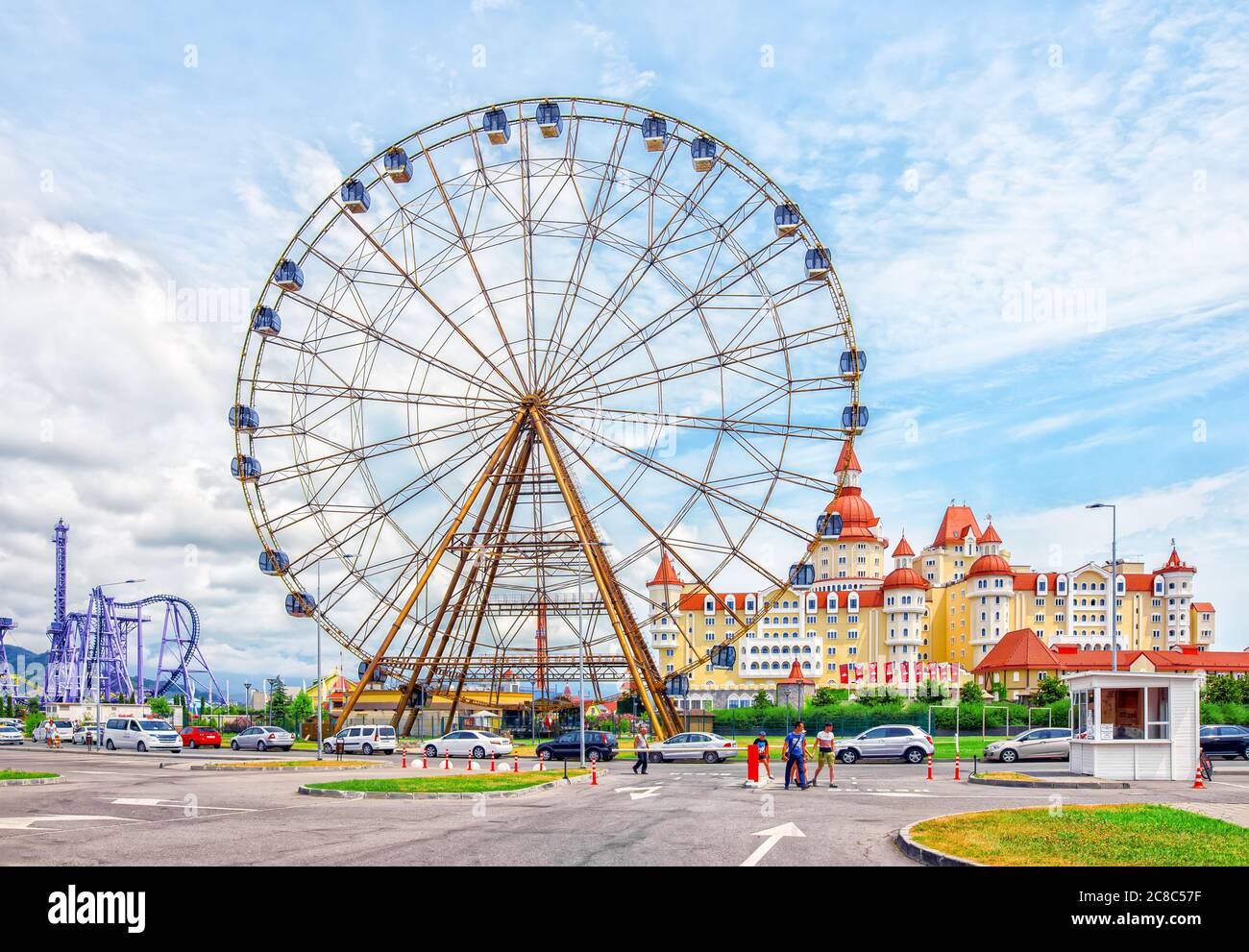 Sochi, Russia - 21 giugno 2019: Ruota panoramica e città dei bambini nel parco divertimenti Sochi Park. Foto Stock