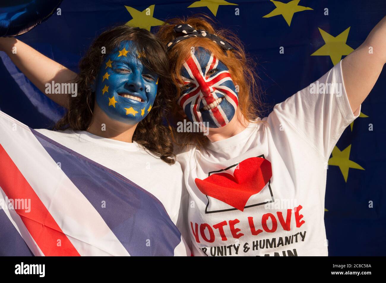 Vota i sostenitori restano fuori dalla Wembley Arena, Wembley, Londra, prima di iniziare un dibattito in diretta sulla BBC TV sul prossimo referendum britannico sulla possibilità di rimanere parte dell'Unione europea o di lasciare. Il referendum si terrà giovedì 24 luglio 2016. Wembley Arena, Londra, Regno Unito. 21 Jun 2016 Foto Stock