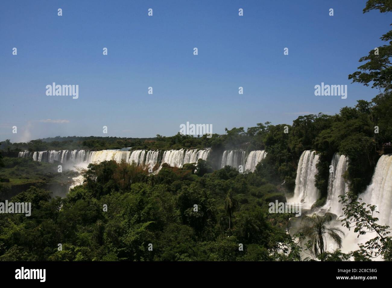 Vista delle Cascate di Iguazu, confine naturale tra Argentina e Brasile, da Puerto Iguazu, Argentina. Foto Stock