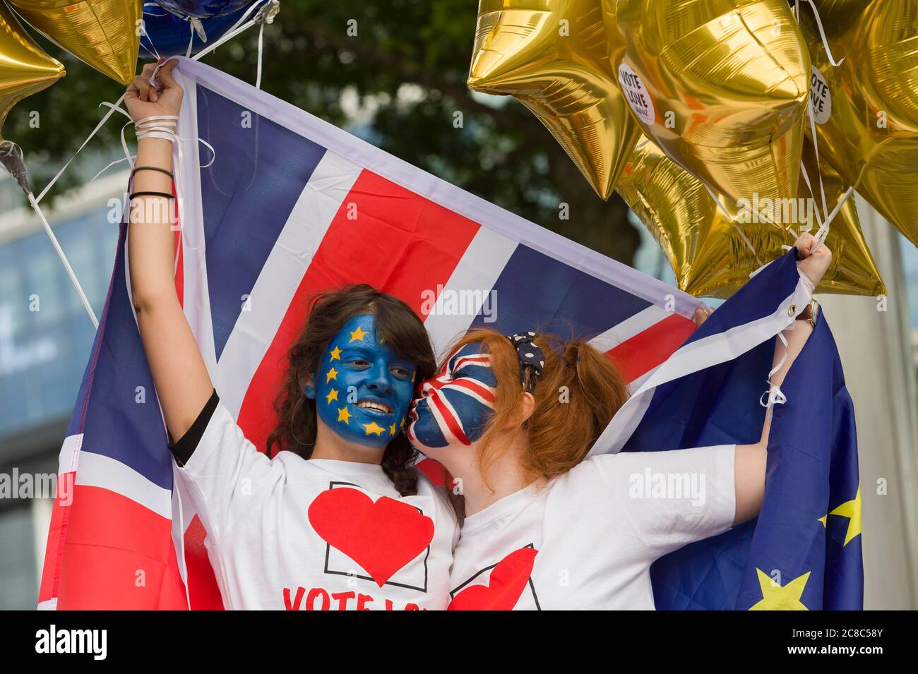 Vota i sostenitori restano fuori dalla Wembley Arena, Wembley, Londra, prima di iniziare un dibattito in diretta sulla BBC TV sul prossimo referendum britannico sulla possibilità di rimanere parte dell'Unione europea o di lasciare. Il referendum si terrà giovedì 24 luglio 2016. Wembley Arena, Londra, Regno Unito. 21 Jun 2016 Foto Stock