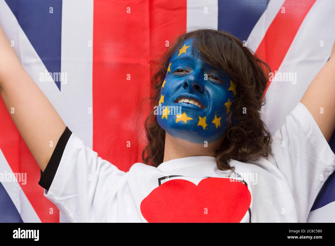 Vota i sostenitori restano fuori dalla Wembley Arena, Wembley, Londra, prima di iniziare un dibattito in diretta sulla BBC TV sul prossimo referendum britannico sulla possibilità di rimanere parte dell'Unione europea o di lasciare. Il referendum si terrà giovedì 24 luglio 2016. Wembley Arena, Londra, Regno Unito. 21 Jun 2016 Foto Stock