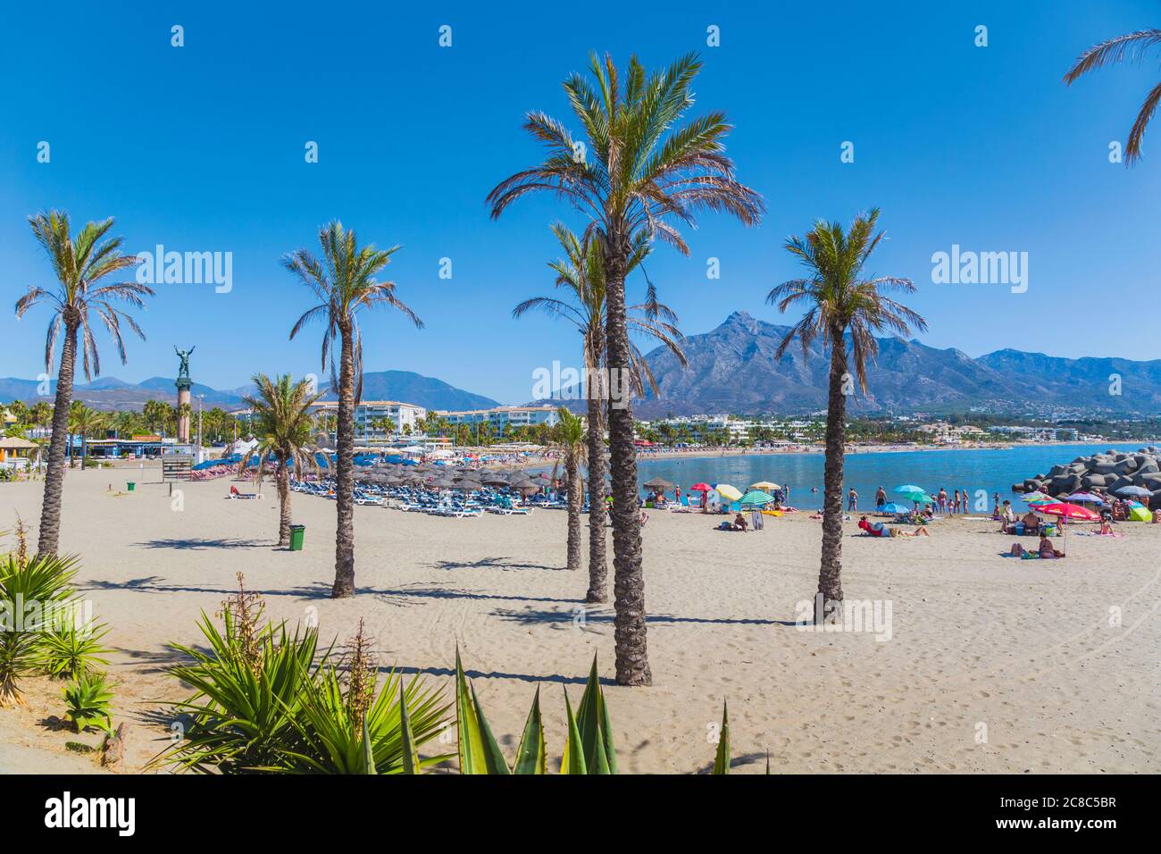 Marbella, Costa del Sol, Provincia di Malaga, Andalusia, Spagna meridionale. Spiaggia di Puerto Banus con la montagna la Concha sullo sfondo. Foto Stock