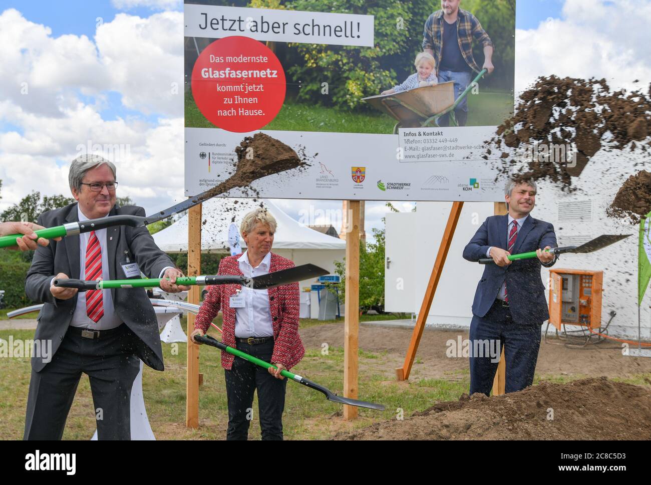 23 luglio 2020, Brandenburg, Schwedt/Oder: Jörg Steinbach (l, SPD), Ministro dell'Economia e del lavoro dello Stato di Brandeburgo, Karina Dörk (CDU), Amministratore del Distretto di Uckermark e Steffen Bilger, Segretario di Stato del Ministero federale dei trasporti e delle infrastrutture digitali, Partecipa alla simbolica cerimonia rivoluzionaria per l'espansione della banda larga nel marchio Uckermark. Il distretto di Uckermark è nei blocchi di partenza per una fornitura di Internet a prova di futuro. Oggi si svolgerà la cerimonia rivoluzionaria per l'obiettivo di espansione di un Gigabit al secondo. Una volta che il lavoro h Foto Stock