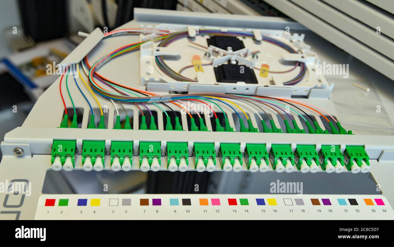 23 luglio 2020, Brandenburg, Schwedt/Oder: Vista in un armadio di distribuzione per connessioni in fibra ottica. Il distretto di Uckermark è nei blocchi di partenza per una fornitura di Internet a prova di futuro. Oggi si sta svolgendo la cerimonia rivoluzionaria per l'obiettivo di espansione di un Gigabit al secondo. Una volta ultimati i lavori, circa 1,800 famiglie private e 300 unità commerciali nella sola area del progetto Schwedt dovrebbero beneficiarne. Il Ministero dell'Economia del Brandeburgo sostiene il distretto nell'espansione della banda larga con 52 milioni di euro. Insieme ai fondi del BRO federale Foto Stock