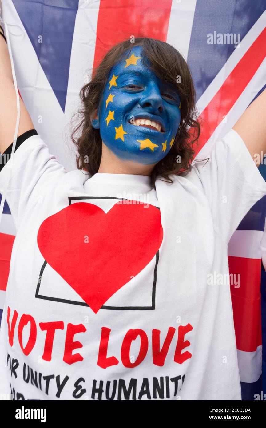 Vota i sostenitori restano fuori dalla Wembley Arena, Wembley, Londra, prima di iniziare un dibattito in diretta sulla BBC TV sul prossimo referendum britannico sulla possibilità di rimanere parte dell'Unione europea o di lasciare. Il referendum si terrà giovedì 23 luglio 2016. Wembley Arena, Londra, Regno Unito. 21 Jun 2016 Foto Stock