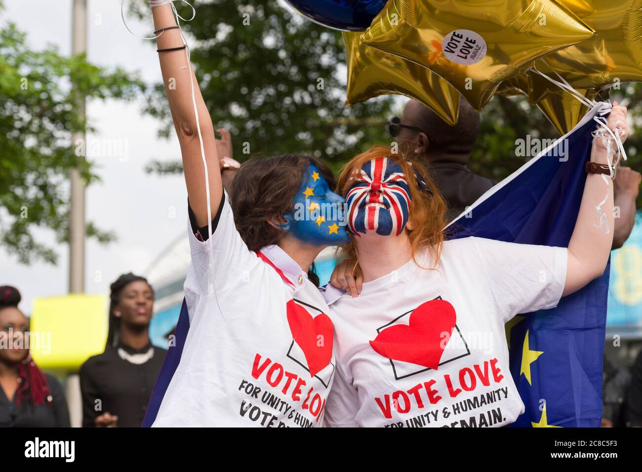 Vota i sostenitori restano fuori dalla Wembley Arena, Wembley, Londra, prima di iniziare un dibattito in diretta sulla BBC TV sul prossimo referendum britannico sulla possibilità di rimanere parte dell'Unione europea o di lasciare. Il referendum si terrà giovedì 23 luglio 2016. Wembley Arena, Londra, Regno Unito. 21 Jun 2016 Foto Stock