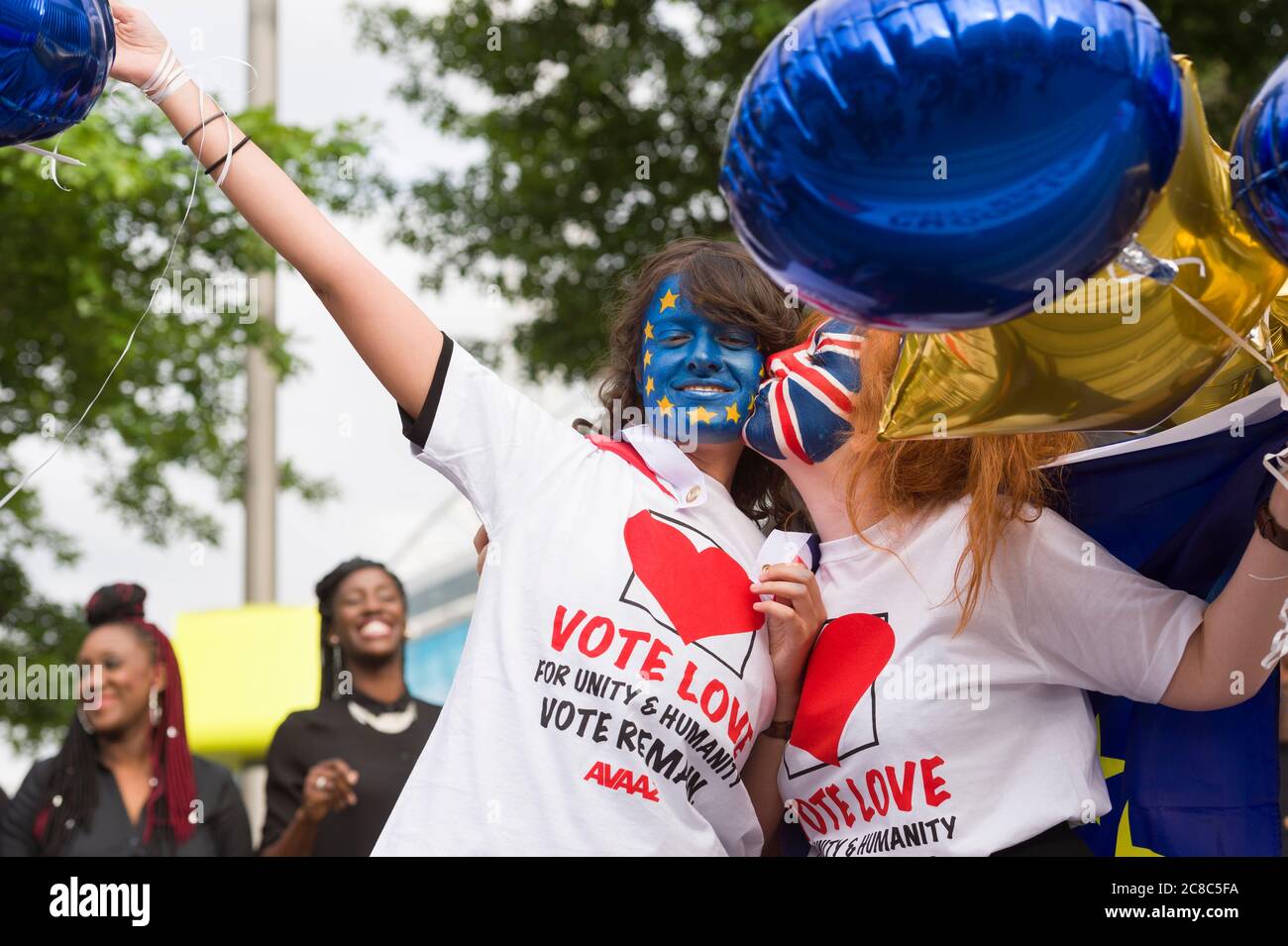 Vota i sostenitori restano fuori dalla Wembley Arena, Wembley, Londra, prima di iniziare un dibattito in diretta sulla BBC TV sul prossimo referendum britannico sulla possibilità di rimanere parte dell'Unione europea o di lasciare. Il referendum si terrà giovedì 23 luglio 2016. Wembley Arena, Londra, Regno Unito. 21 Jun 2016 Foto Stock