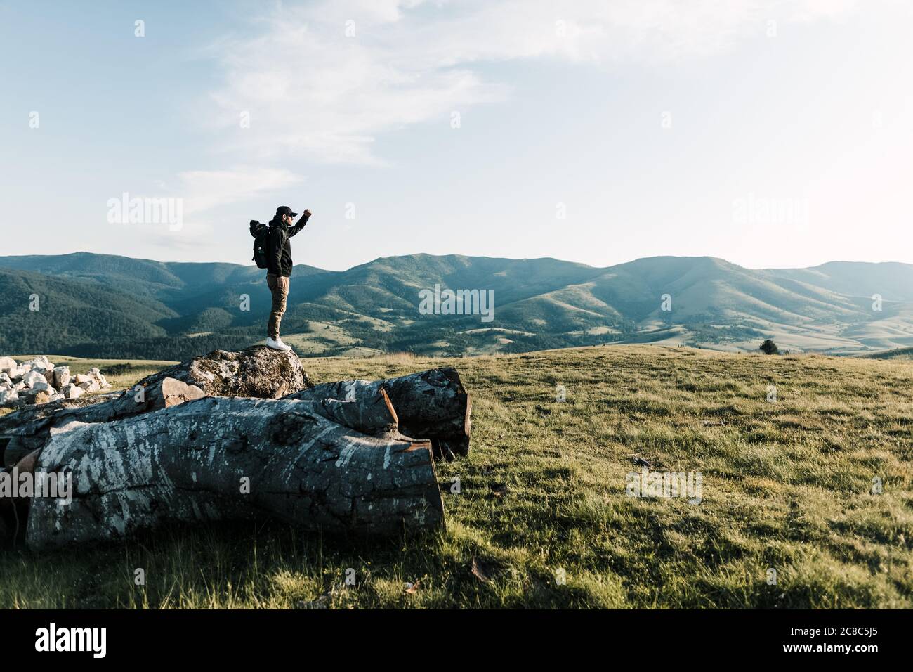 Giovane uomo che esplora i grandi spazi aperti Foto Stock