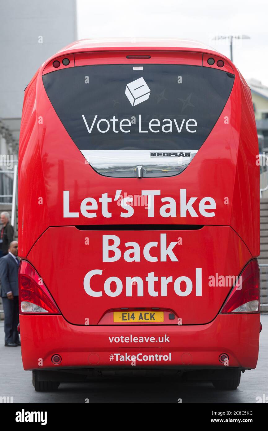 L'autobus per la campagna Leave fuori dalla Wembley Arena, Wembley, Londra, prima dell'inizio di un dibattito in diretta sulla BBC TV sul prossimo referendum britannico sulla permanenza o meno nell'Unione europea o sull'uscita. Il referendum si terrà giovedì 23 luglio 2016. Wembley Arena, Londra, Regno Unito. 21 Jun 2016 Foto Stock