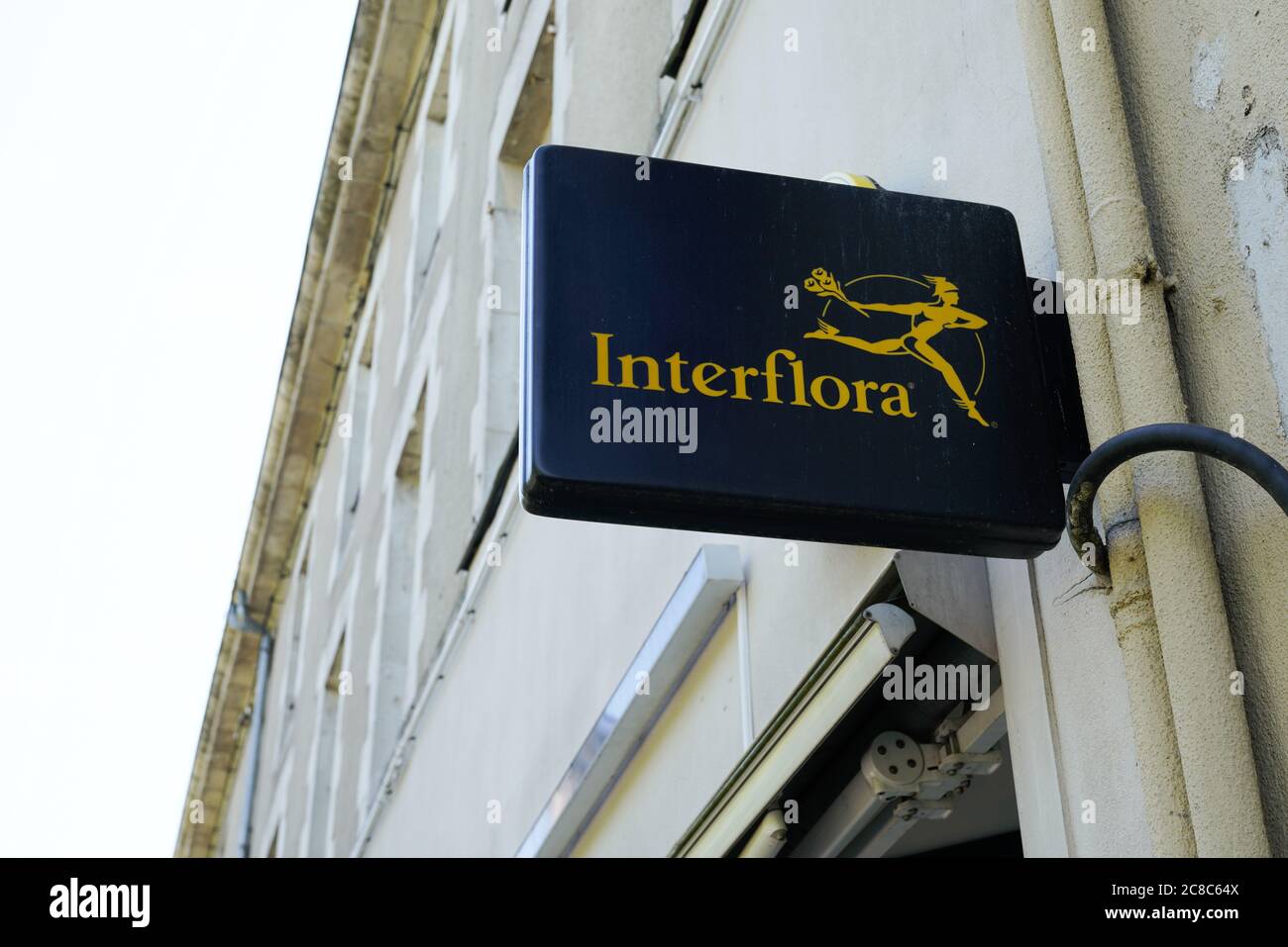 Bordeaux , Aquitaine / Francia - 07 17 2020 : marchio e testo del marchio Interflora della catena fiorista e negozio di fiori Foto Stock