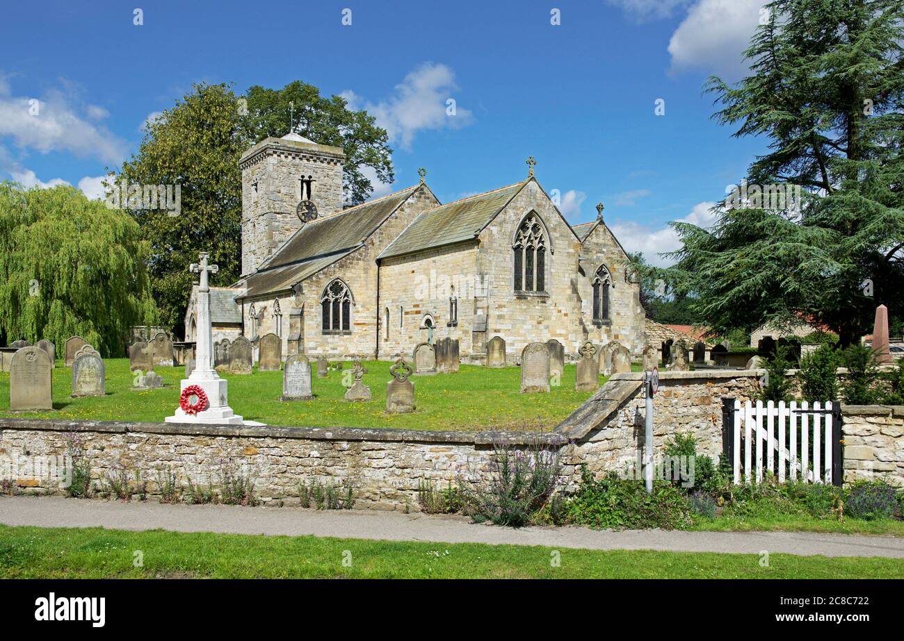 Chiesa di tutti i Santi nel villaggio di Hovingham, Ryedale, North Yorkshire, Inghilterra Regno Unito Foto Stock