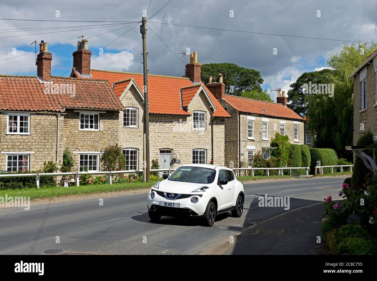 Auto Nissan Juke nel villaggio di Hovingham, Ryedale, North Yorkshire, Inghilterra Regno Unito Foto Stock