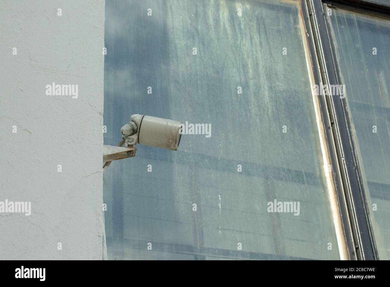 Telecamera di sicurezza CCTV sulla parete esterna dell'edificio. Vista sulla strada urbana Foto Stock