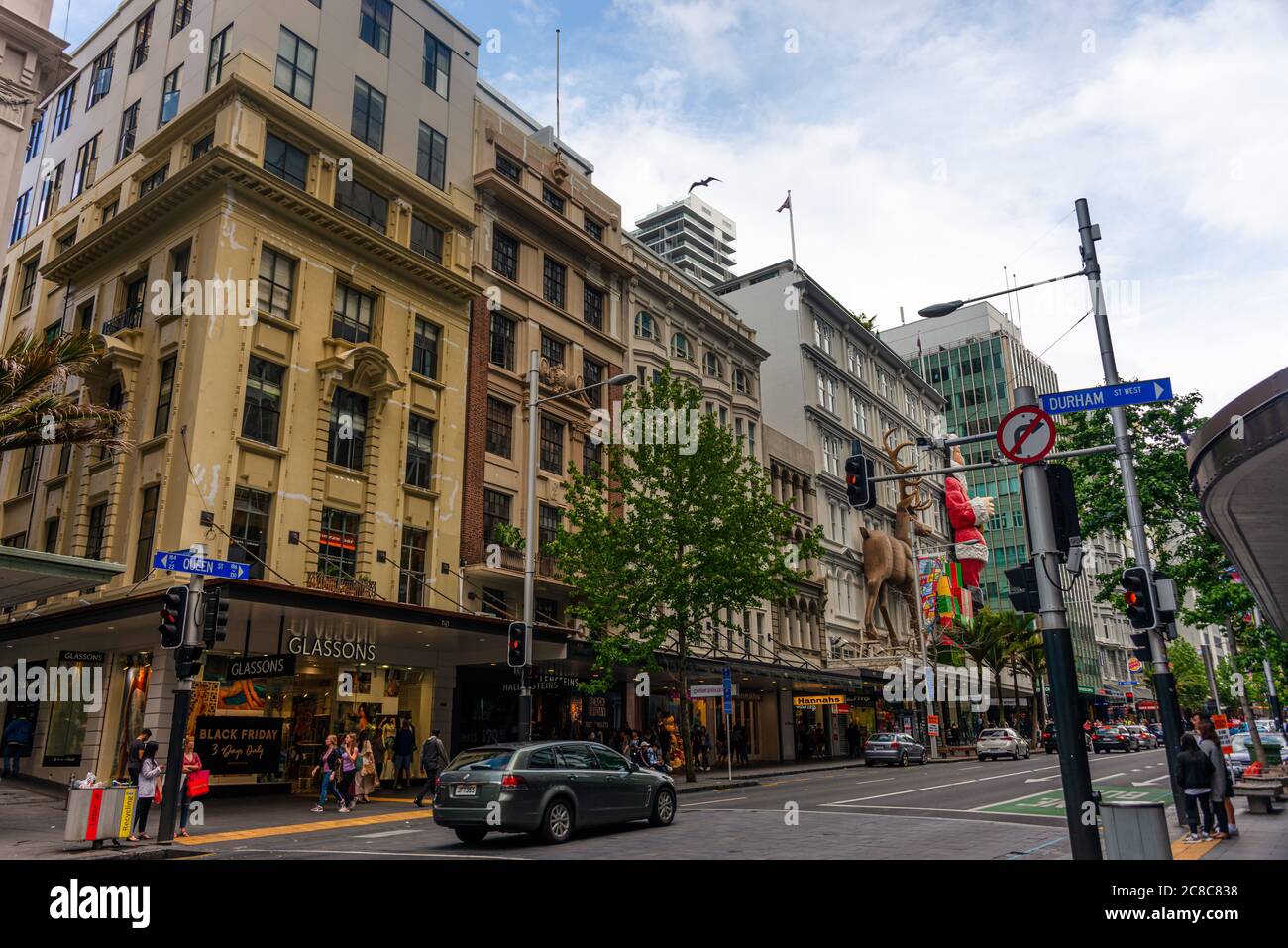 Decorazioni natalizie su Queen Street, Auckland Foto Stock