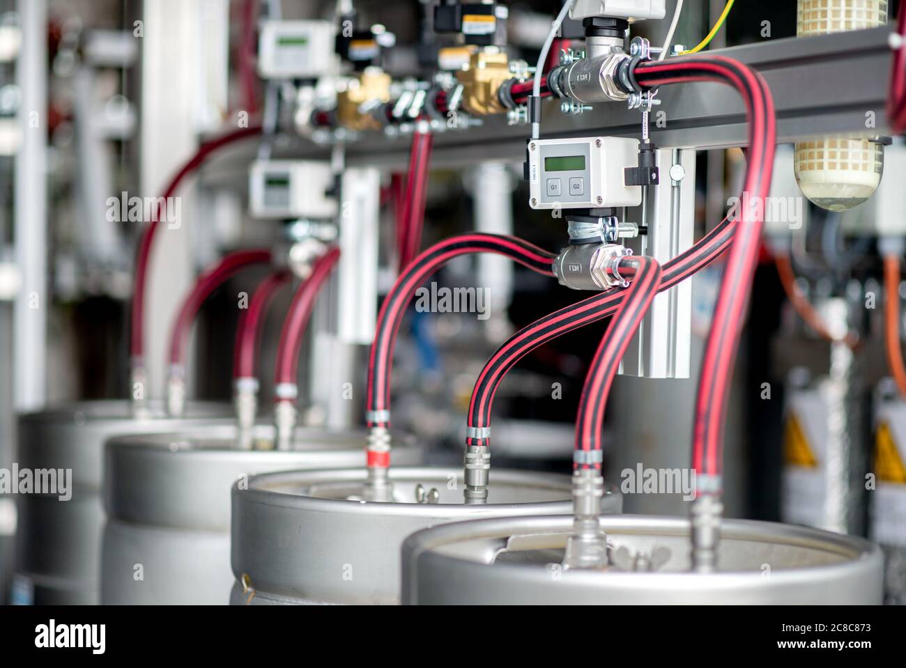 Elsfarth, Germania. 23 luglio 2020. L'attrezzatura tecnica per l'elettrolizzatore di un impianto di produzione di idrogeno è situata nei locali DI PECORA nel distretto di Huntorf. Nell'ambito del suo viaggio estivo, il Ministro dell'Economia della bassa Sassonia, Althusmann, si informerà in loco sulle attività della società energetica nel settore dell'idrogeno. Credit: Hauke-Christian Dittrich/dpa/Alamy Live News Foto Stock