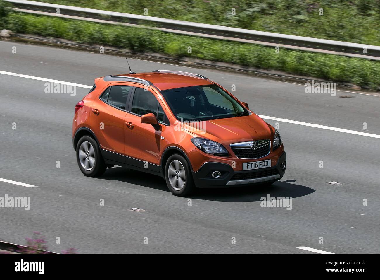 A 2016 Vauxhall Mokka Tech Line CDTI Eco Orange Car SUV Diesel sulla M6autostrada vicino Preston a Lancashire, Regno Unito Foto Stock
