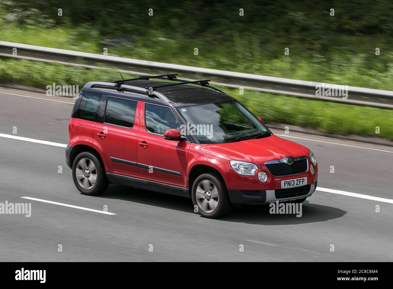 A 2013 Skoda Yeti se TDI Cr 110 Red Car SUV Diesel sulla M6autostrada vicino Preston a Lancashire, Regno Unito Foto Stock