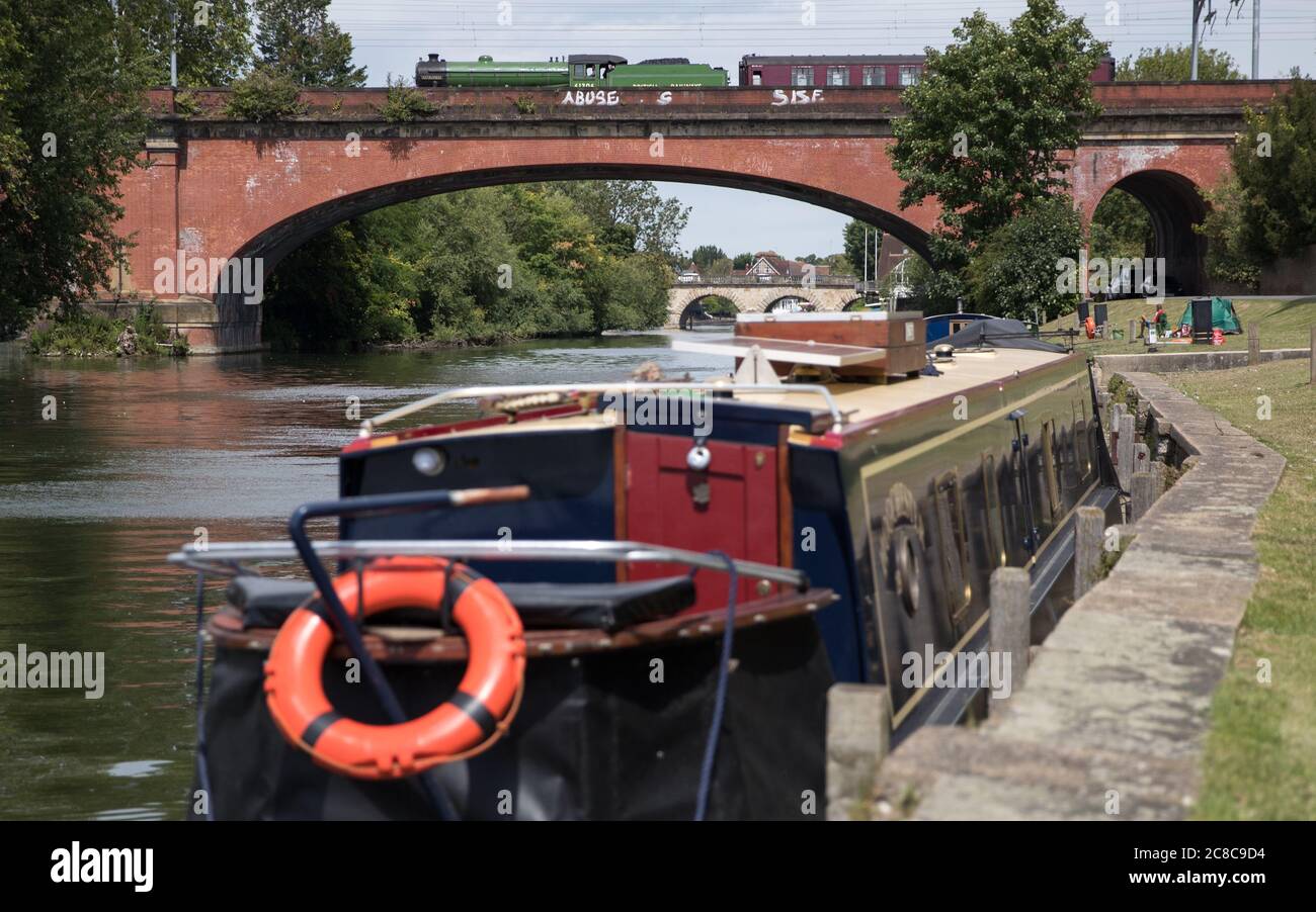 La locomotiva a vapore LNER Thompson Classe B1 61306, chiamata Mayflower, passa sopra il ponte ferroviario Maidenhead nel Berkshire, in rotta per Didcot, mentre intraprende il suo primo viaggio dal dicembre 2019. Foto Stock