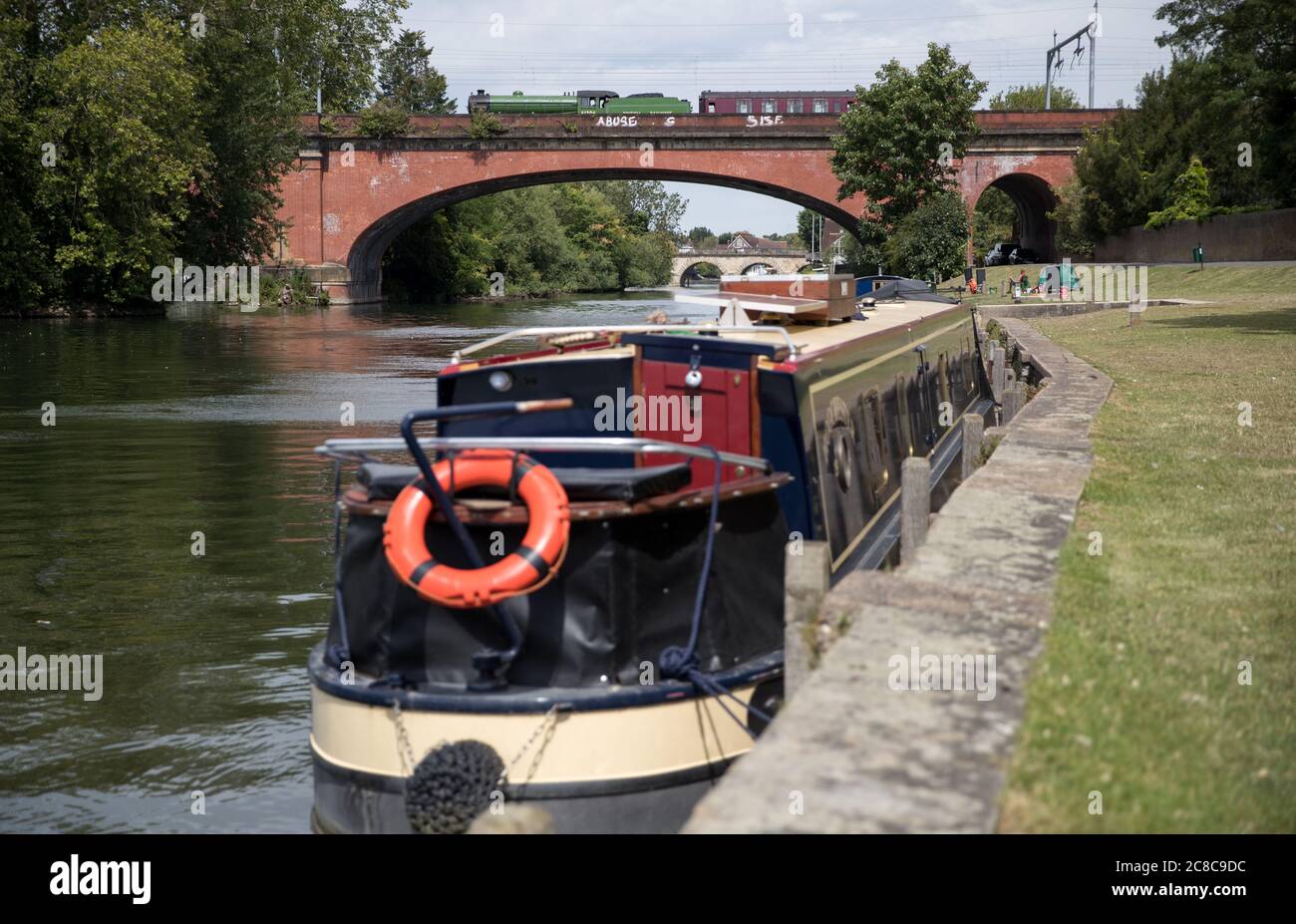 La locomotiva a vapore LNER Thompson Classe B1 61306, chiamata Mayflower, passa sopra il ponte ferroviario Maidenhead nel Berkshire, in rotta per Didcot, mentre intraprende il suo primo viaggio dal dicembre 2019. Foto Stock