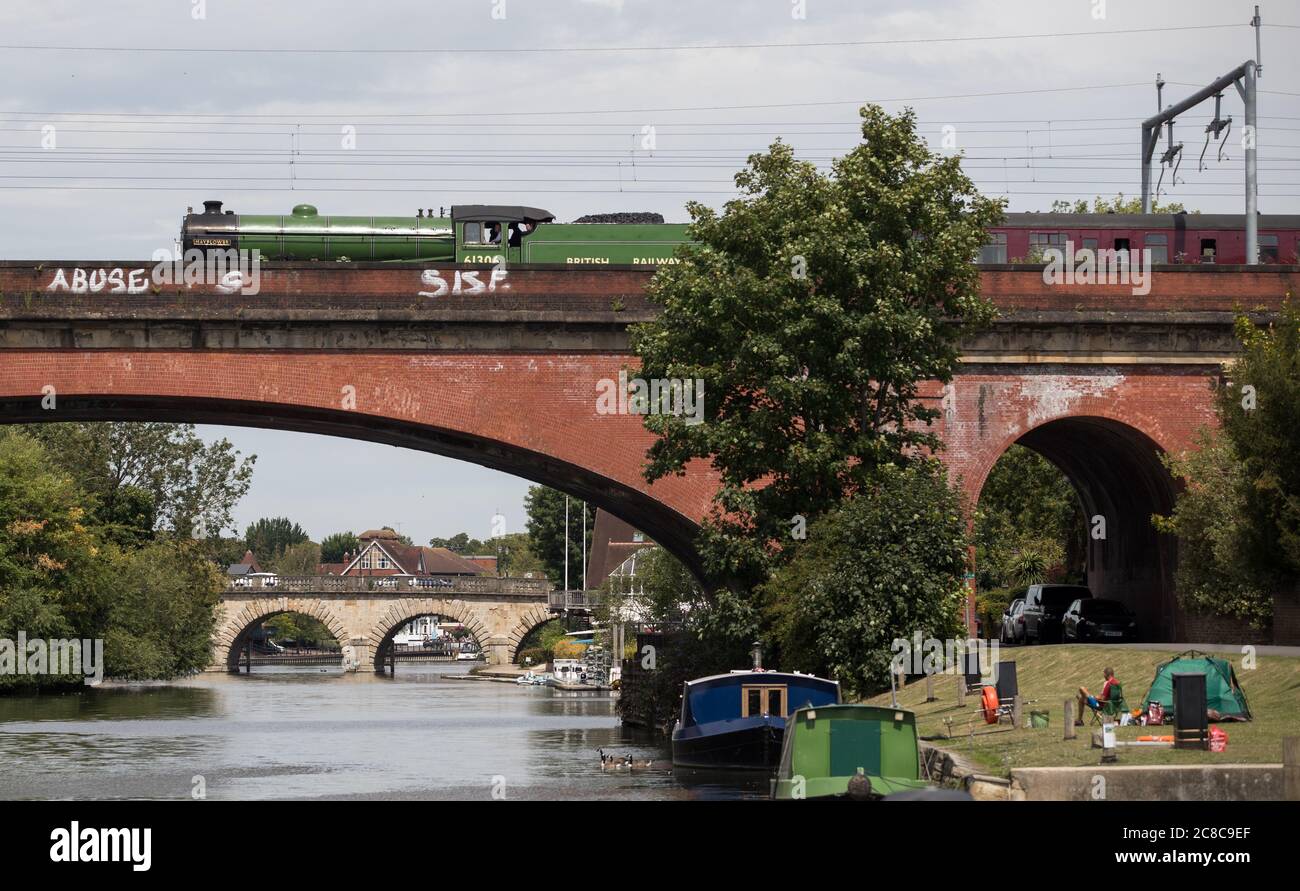 La locomotiva a vapore LNER Thompson Classe B1 61306, chiamata Mayflower, passa sopra il ponte ferroviario Maidenhead nel Berkshire, in rotta per Didcot, mentre intraprende il suo primo viaggio dal dicembre 2019. Foto Stock