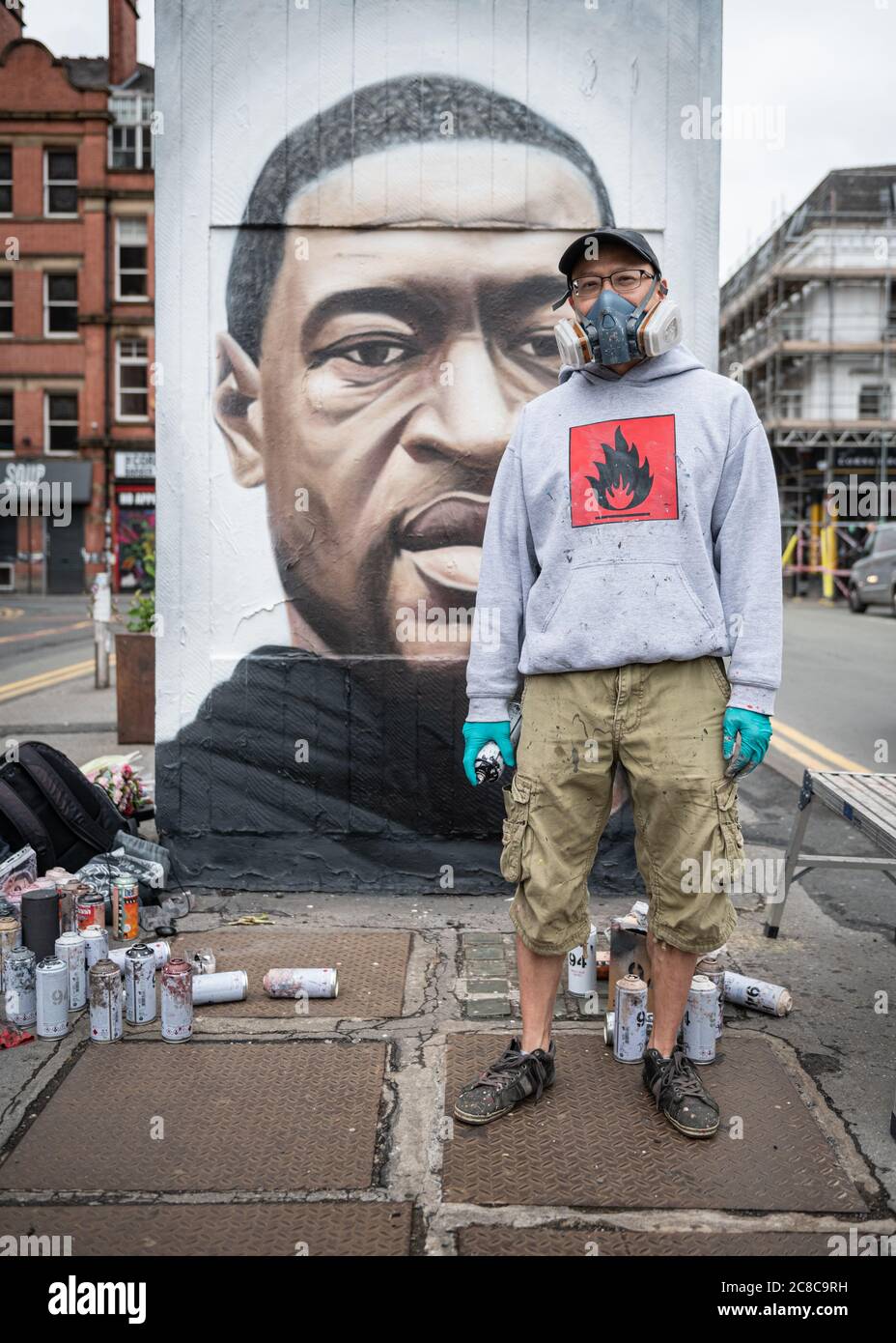 Ritratto dell'artista di strada Akse P19, in piedi davanti ai suoi murales Foto Stock