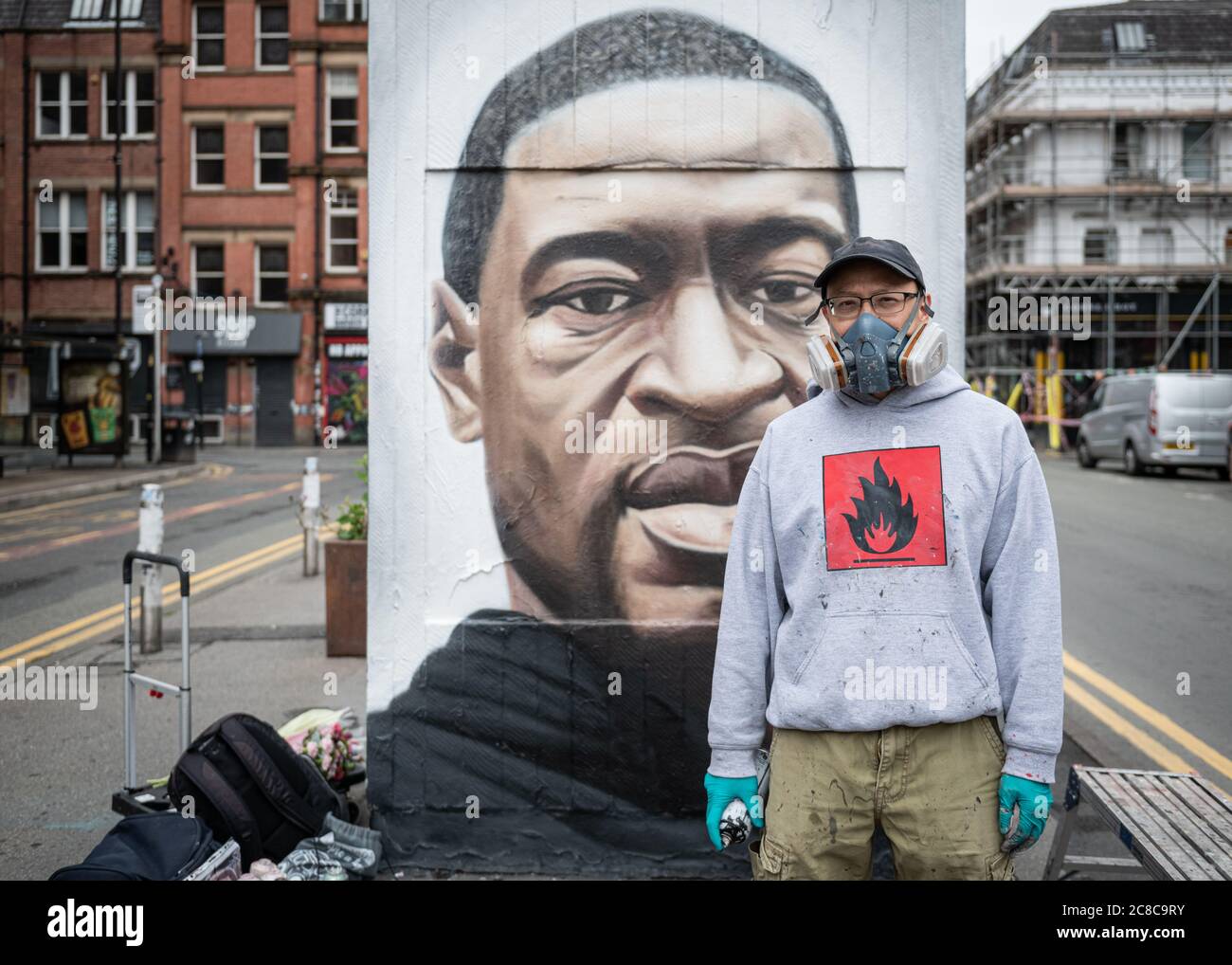 Ritratto dell'artista di strada Akse P19, in piedi davanti ai suoi murales Foto Stock