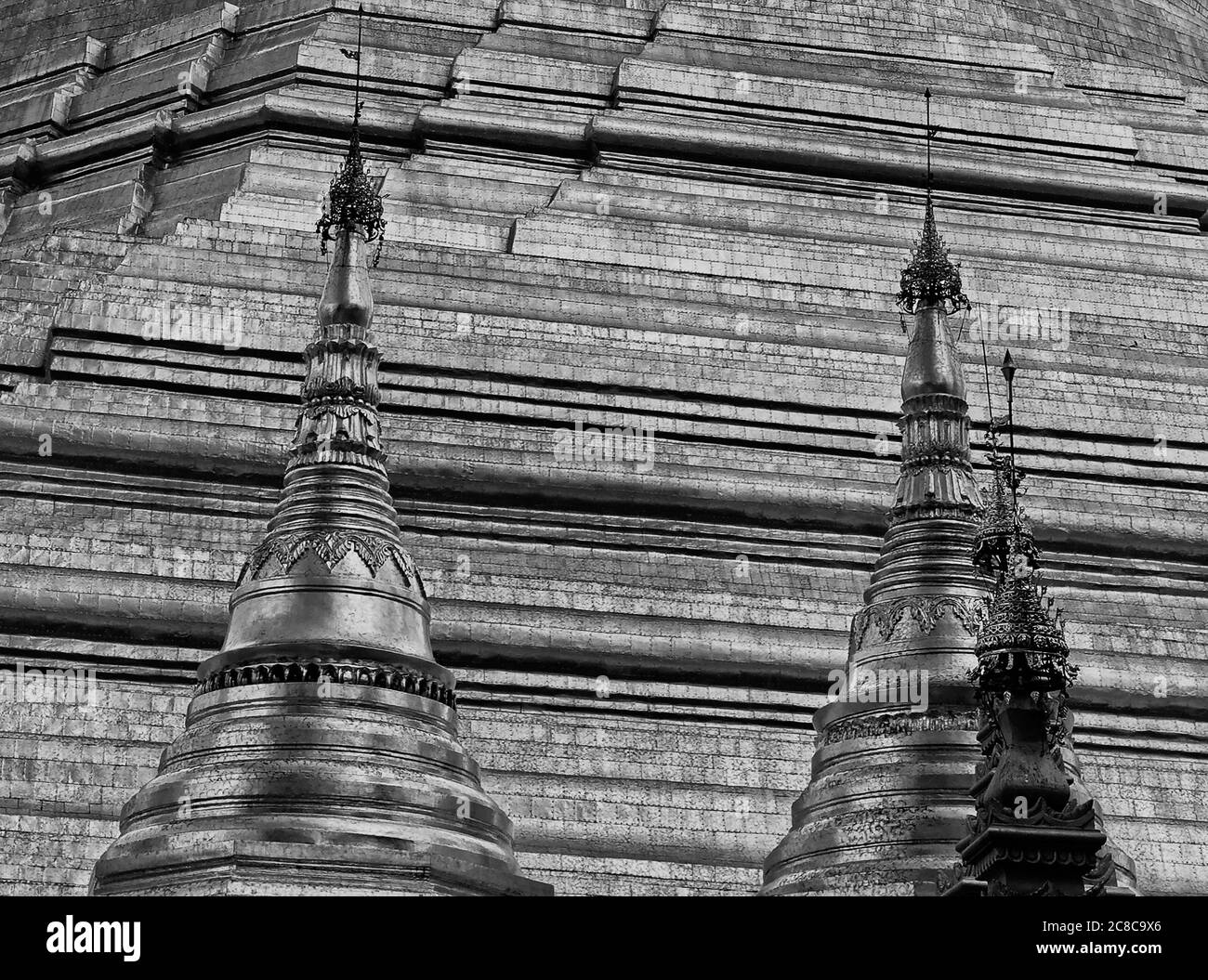 I magnifici stupa placcati oro che circondano la Pagoda Shwedagon a Yangon, Myanmar, formalmente Rangoom, Birmania in bianco e nero monocromatico Foto Stock