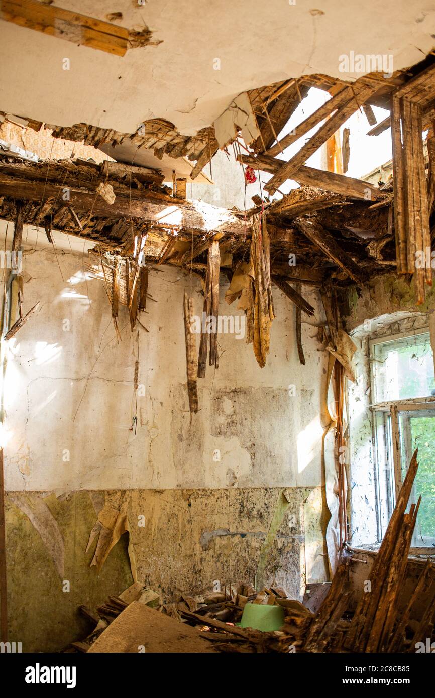 vecchi torni rovinati su tetto rotto di una casa abbandonata. Foto Stock