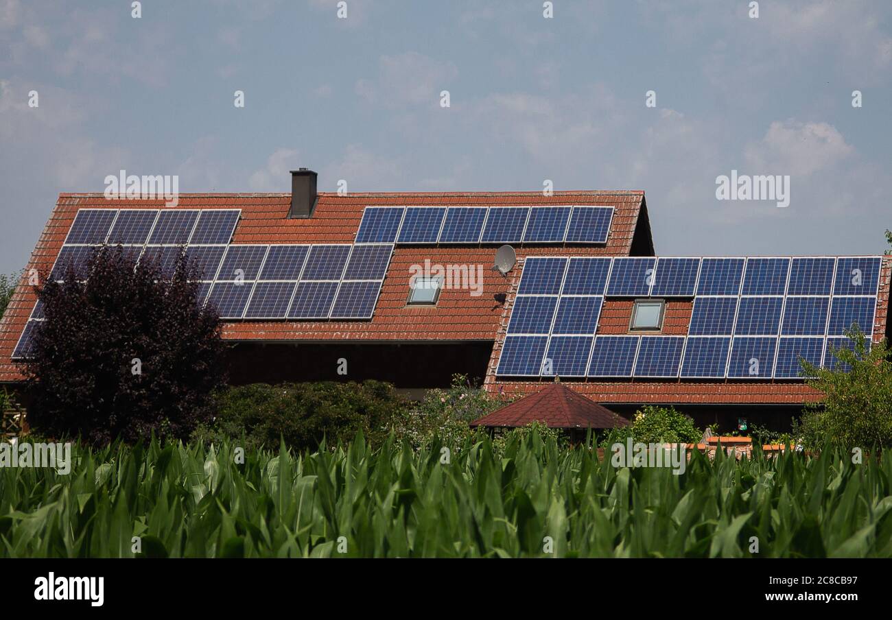 Un impianto fotovoltaico in un edificio residenziale. Ogni area possibile è dotata di pannelli. Foto Stock