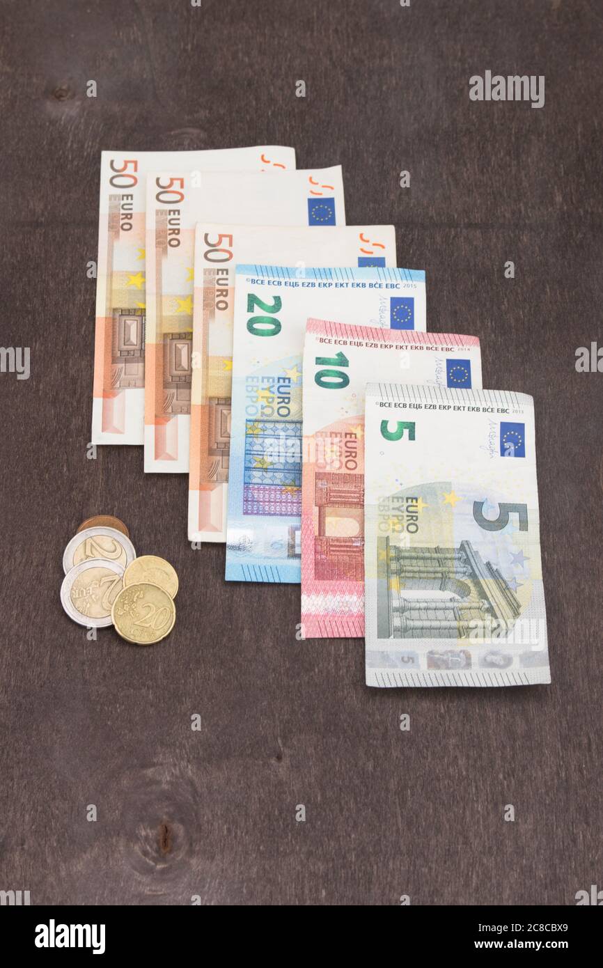 Le banconote e le monete in euro. Le banconote in euro su sfondo di legno. Foto per tassa, il profitto e la determinazione dei costi. 50 euro, 20 euro, 10 euro. Denaro e finanze Foto Stock
