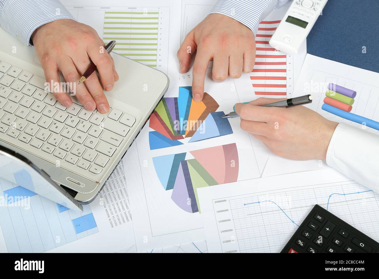 vista dall'alto di una scena di ufficio comune Foto Stock