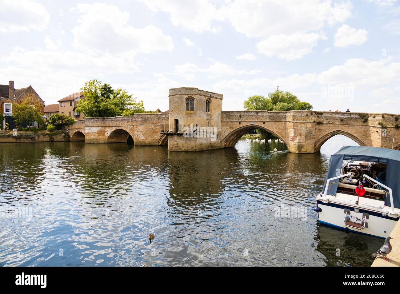 Ponte medievale in pietra di St Ives con cappella sul fiume Great Ouse, St, Ives, Cambridgeshire, Inghilterra Foto Stock
