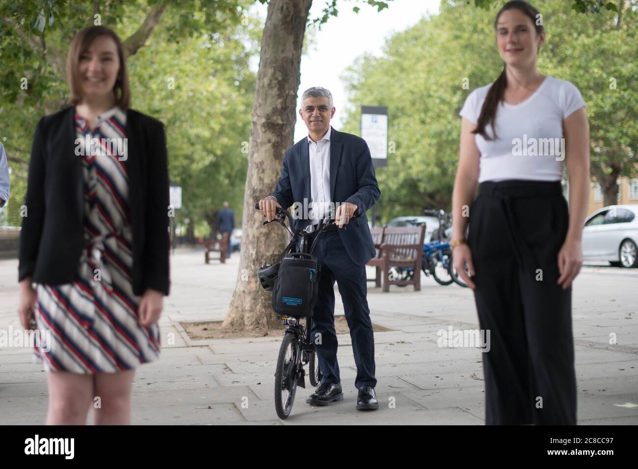 Sindaco di Londra Sadiq Khan a Londra oggi dopo aver provato una nuova pista ciclabile protetta di Streetspace nella capitale al lancio di un nuovo programma di formazione online. Foto Stock