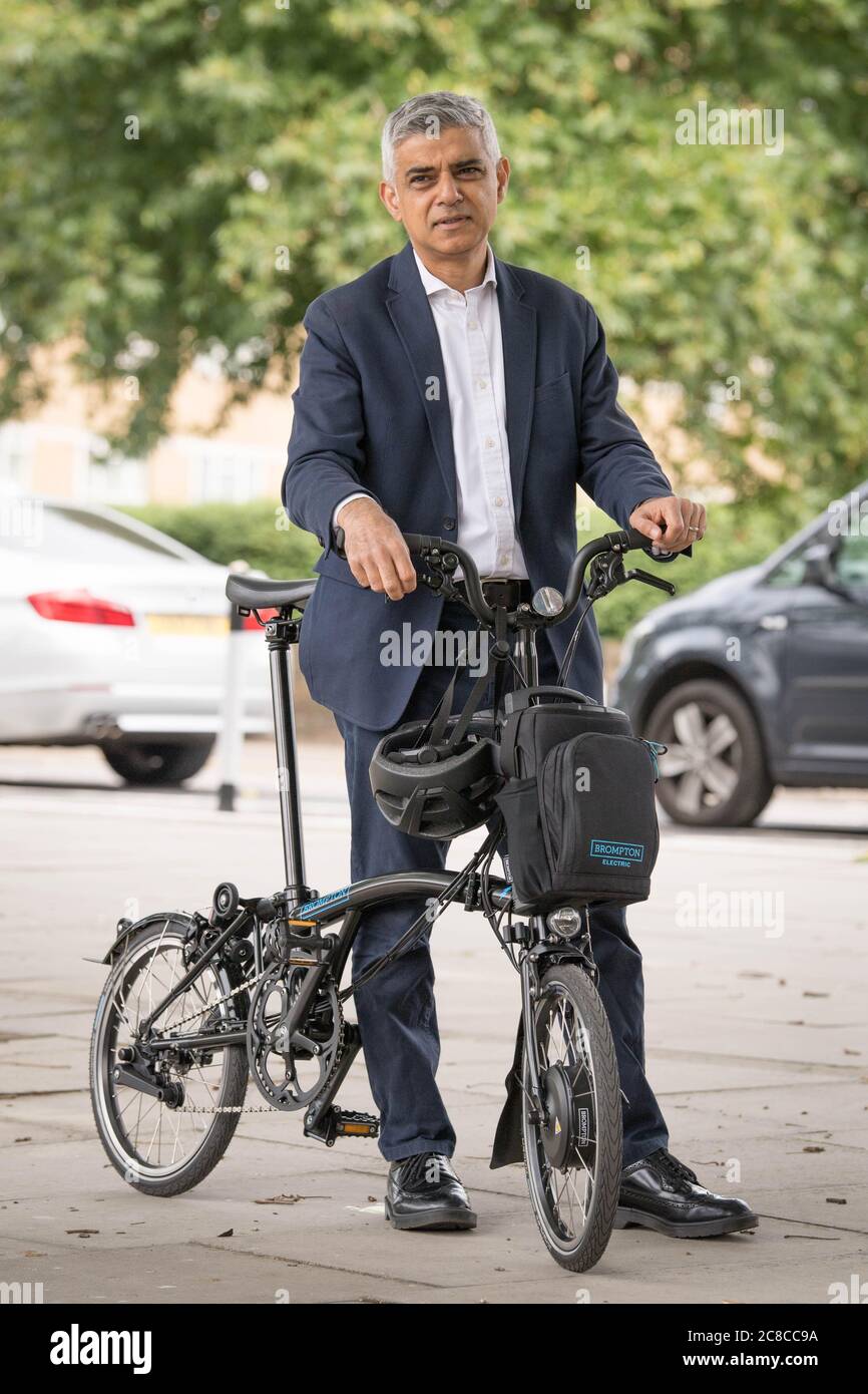 Sindaco di Londra Sadiq Khan a Londra oggi dopo aver provato una nuova pista ciclabile protetta di Streetspace nella capitale al lancio di un nuovo programma di formazione online. Foto Stock