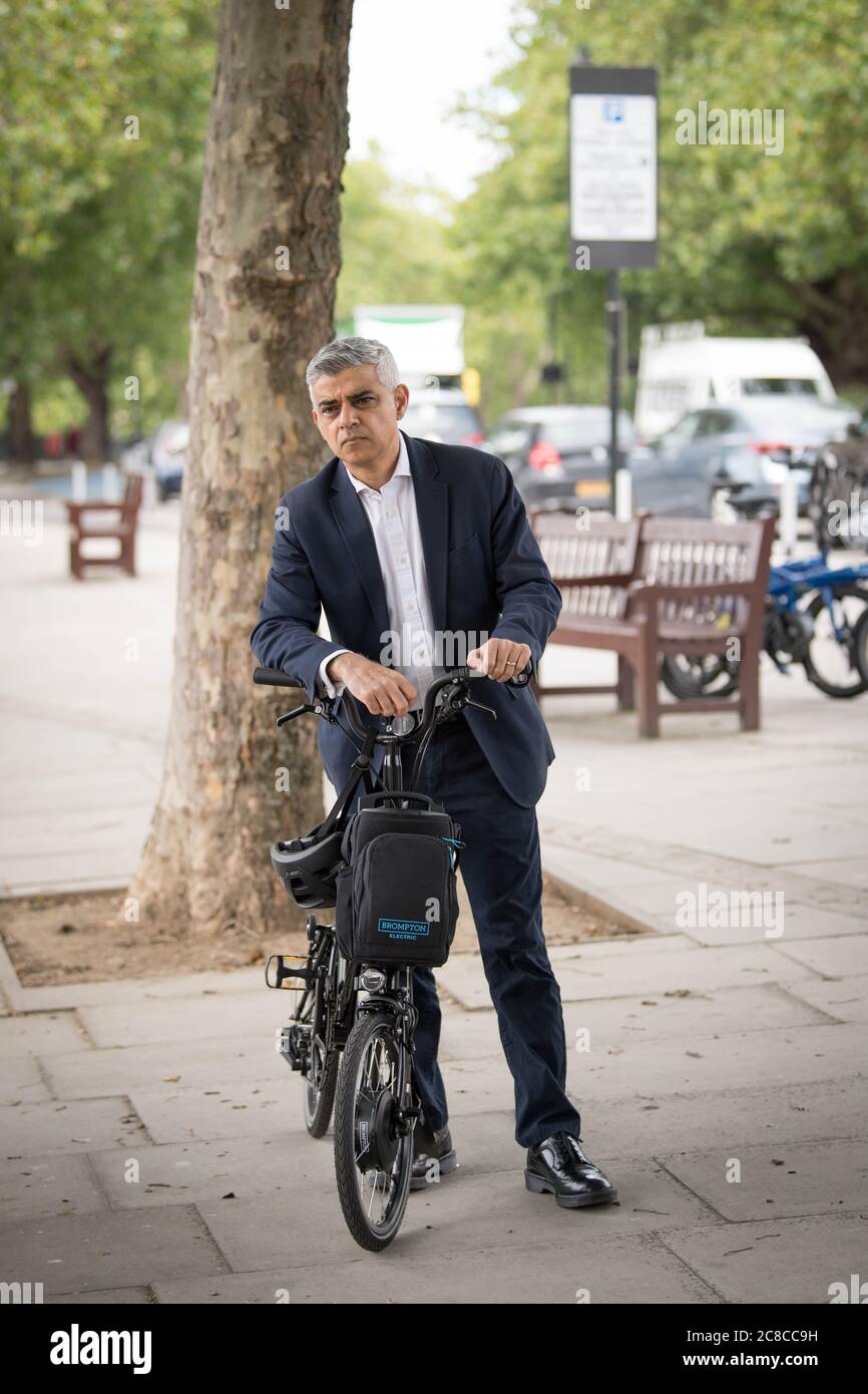 Sindaco di Londra Sadiq Khan a Londra oggi dopo aver provato una nuova pista ciclabile protetta di Streetspace nella capitale al lancio di un nuovo programma di formazione online. Foto Stock