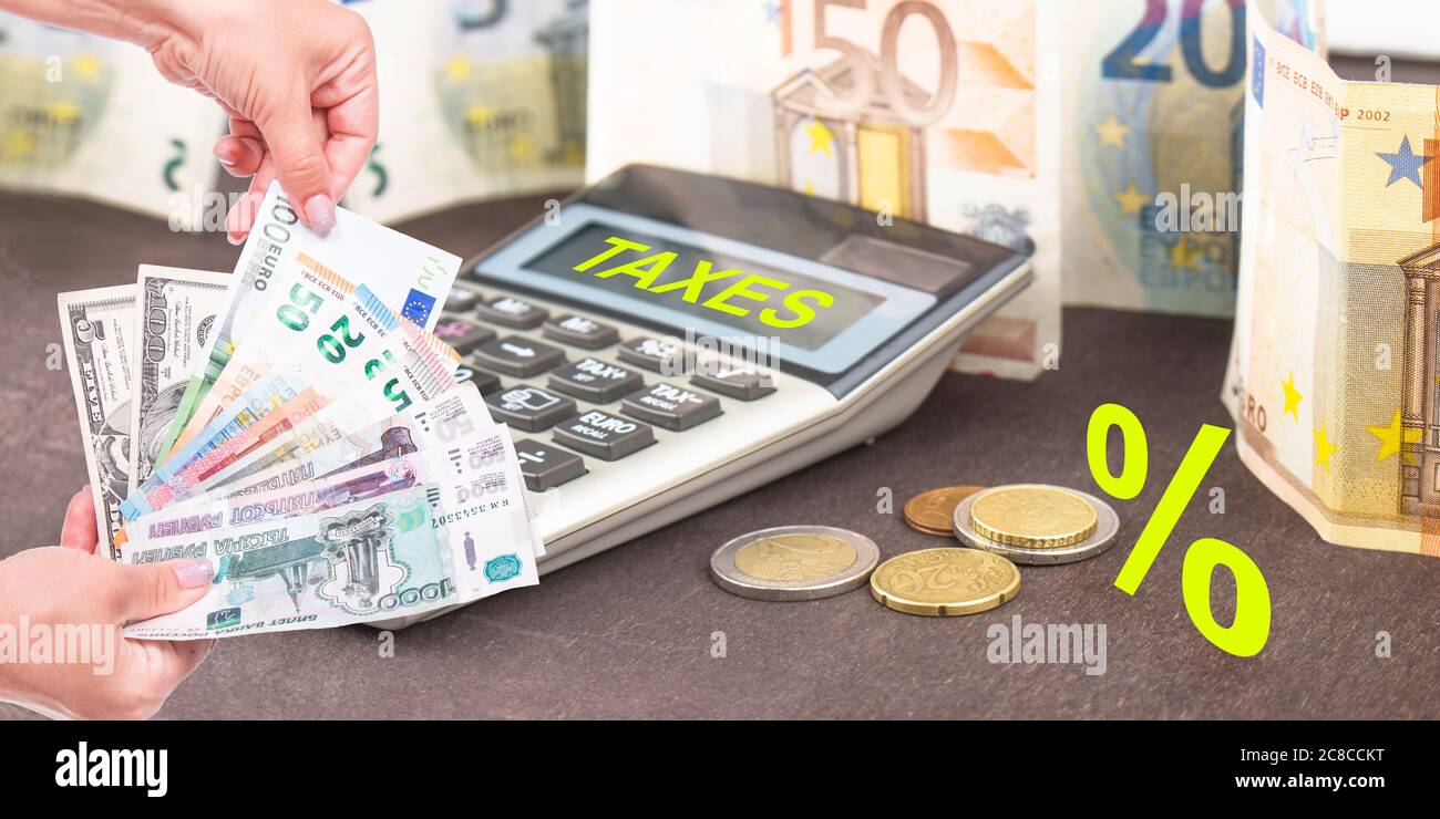 Commerciale e Fiscale concetto. Pagare le tasse nel 2019 anno. Finanziario, fiscale pagare 2019. La condivisione di mano banconote in euro. Concetto di pagamento fiscale. Il pagamento del debito. Banknot Foto Stock