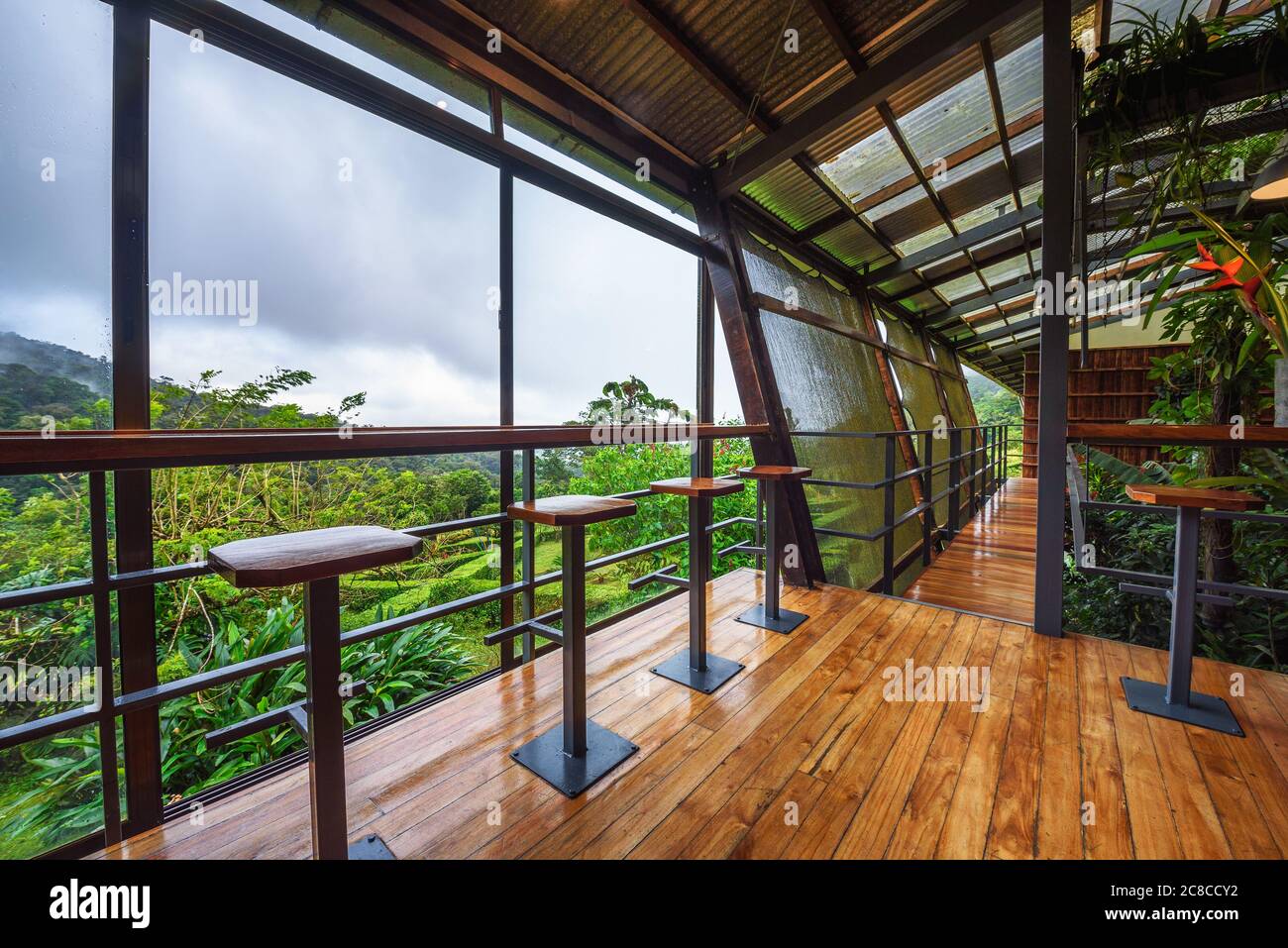 Bijagua de Upala, Costa Rica - 17 gennaio 2020 : interno di un bar in Celeste Mountain Lodge, un albergo a tre stelle che confina con la nazione del Vulcano Tenorio Foto Stock