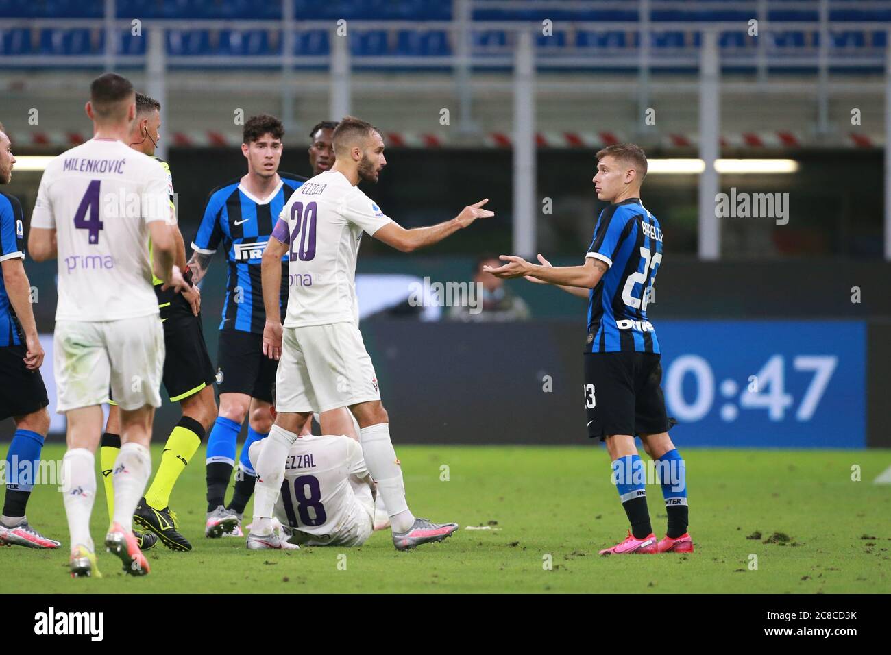 Nicolò Barella (Inter) e Pezzella tedesca (Fiorentina) durante Inter vs Fiorentina, serie a italiana di calcio, Milano, Italia, 22 luglio 2020 Foto Stock