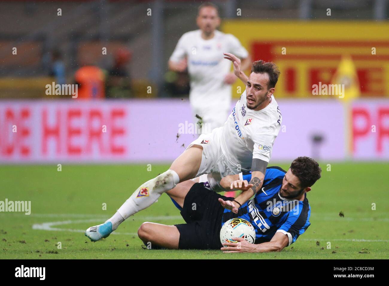 Roberto Gagliardini (Inter) e Gaetano Castrovilli (Fiorentina) durante Inter vs Fiorentina, serie a di calcio italiana, Milano, Italia, 22 lug 2020 Foto Stock