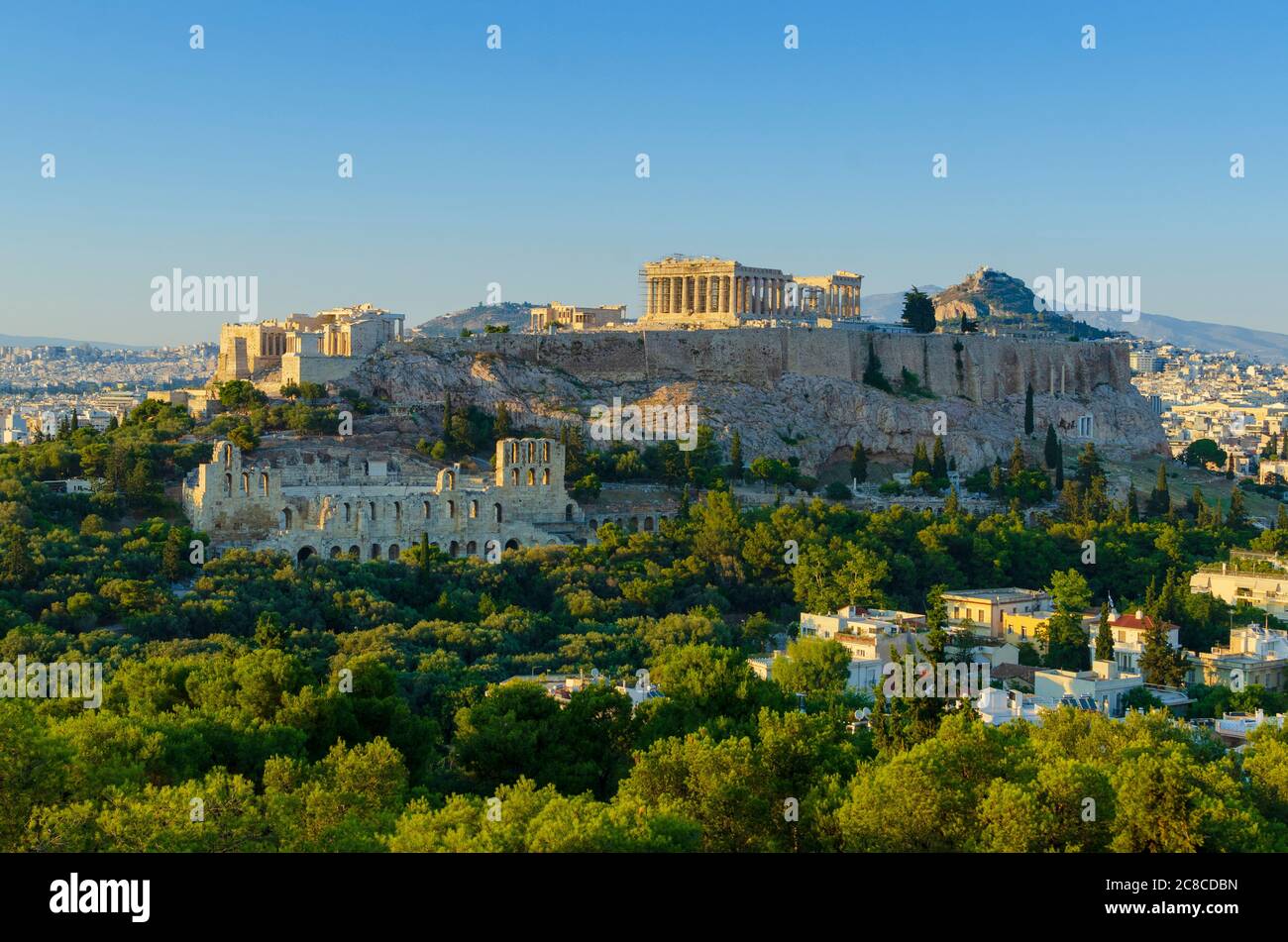 Tramonto vista generale del Partenone e dell'antica Acropoli di Atene Grecia con l'Odeon di Erode l'Attico in primo piano - Foto: Geopix Foto Stock