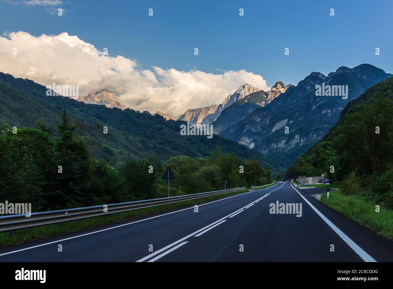Strada vuota nella valle delle Alpi, Italia Foto Stock