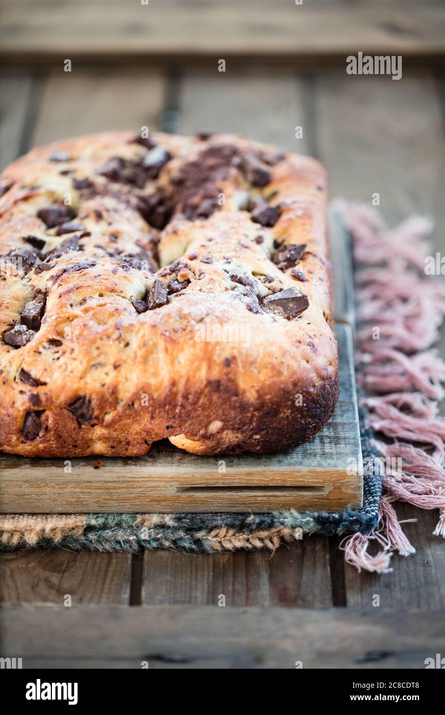 Strappa e condividi il pane rustico dolce con scaglie di cioccolato Foto Stock