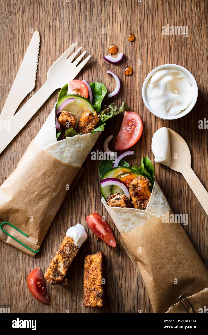 Involtini di tofu fritti del sud con insalata e salse Foto Stock