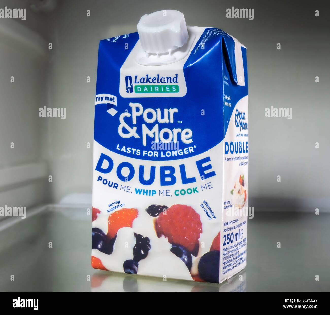Un cartone di Lakeland Dairies si versa e molto altro su un ripiano frigo – un ingrediente liquido principalmente di latticello per versare, montare e cucinare. Foto Stock