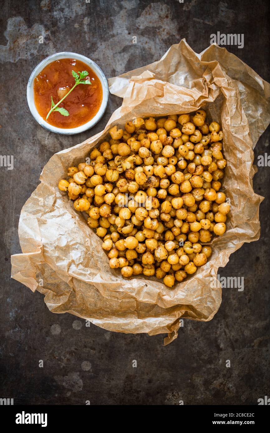 Ceci tostati e vegani con chutney di mango Foto Stock